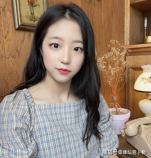 鸭舌帽国产美女自拍视频