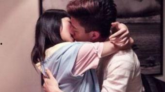 国产剧男主亲吻美女视频,国产剧男主深情吻戏曝光，美女娇羞瞬间引网友热议